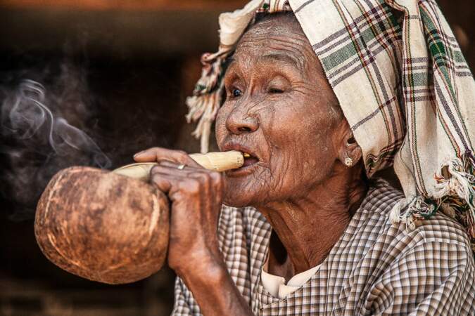Femme âgée fumant un cigare 