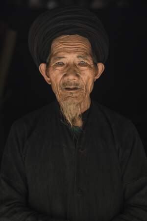 Un fabricant de pipe en bois de l’ethnie La Chi 
