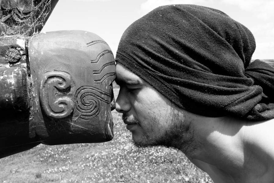 Le hongi, le salut traditionnel maori