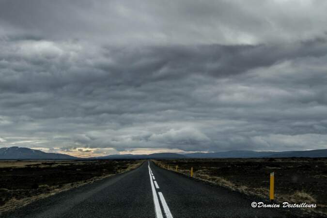Sur la route, en plein coeur de l'Islande, au milieu d'un désert rocheux
