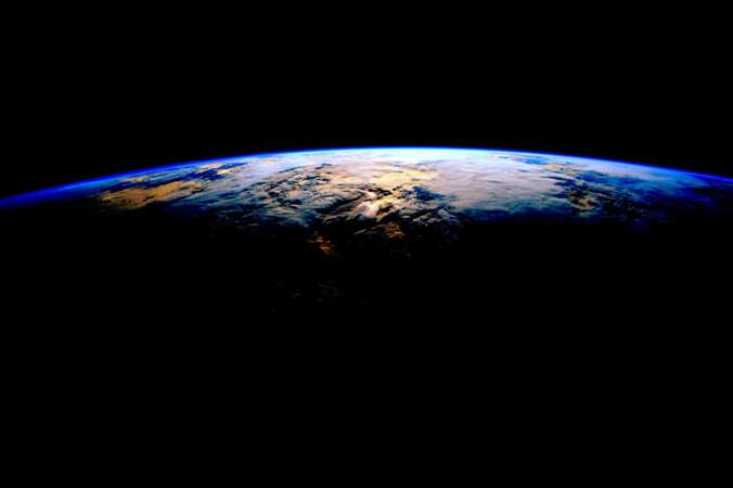 Sublime vue de la planète bleue depuis la Station spatiale internationale (ISS)