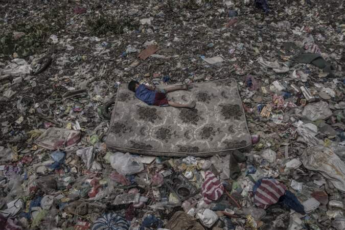 A Manille, aux Philippines, ce jeune garçon collecte des matériaux recyclables – Catégorie "environnement"