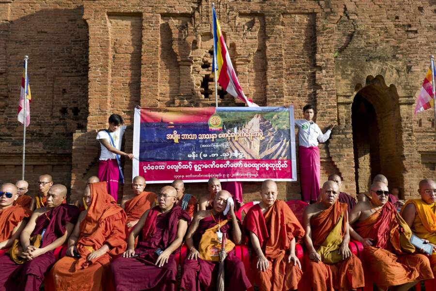 Le moine Wirathu et ses disciples