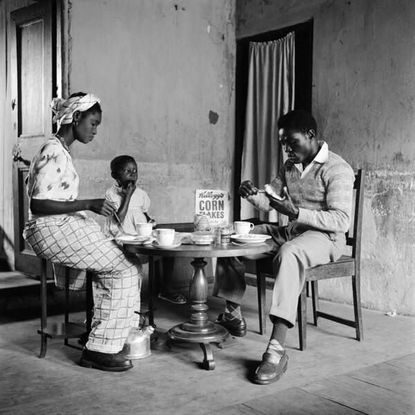 Le boxeur Roy Ankrah et sa famille à Accra, au Ghana, en 1952