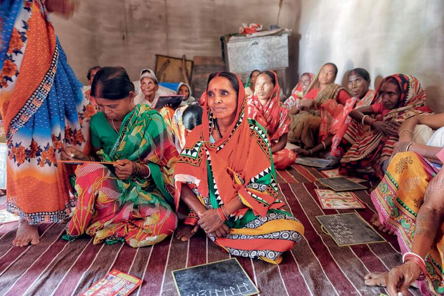 Inde, 2017 : des femmes d’un village de l’État du Jarkhand apprennent à lire