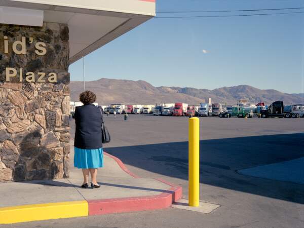 Femme à côté du Id’s Plaza, Reno, 1991