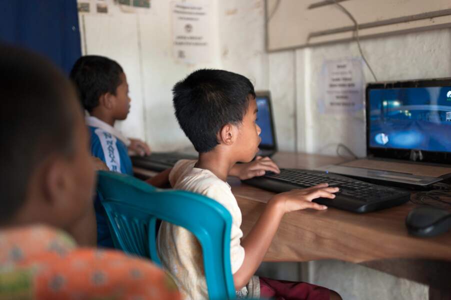 Enfants sur l'ordinateur
