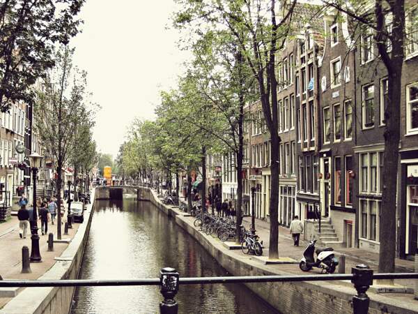 Pédaler le long des canaux d’Amsterdam