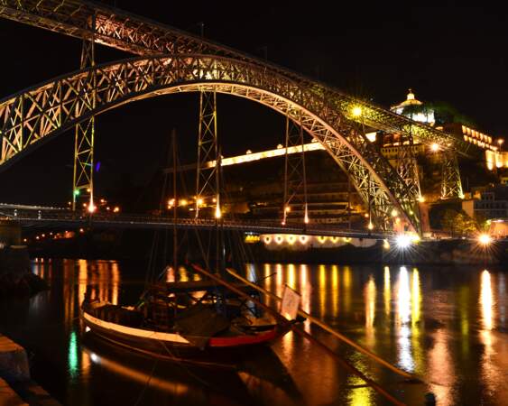 Promenade nocturne dans la ville de Porto, au Portugal