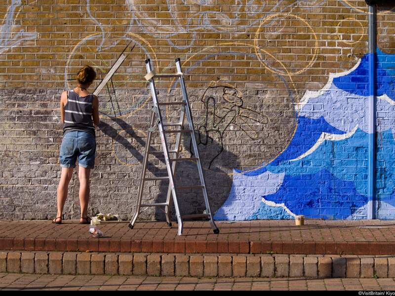 Femme réalisant une fresque murale. Dunston Road, Quartiers Est de Londres