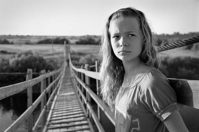 Jeune fille sur un pont