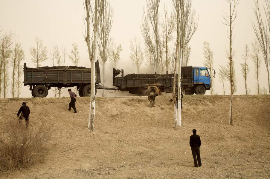 Tempête de sable et camion en feu, série sur le "dust bowl" chinois, 2006-07