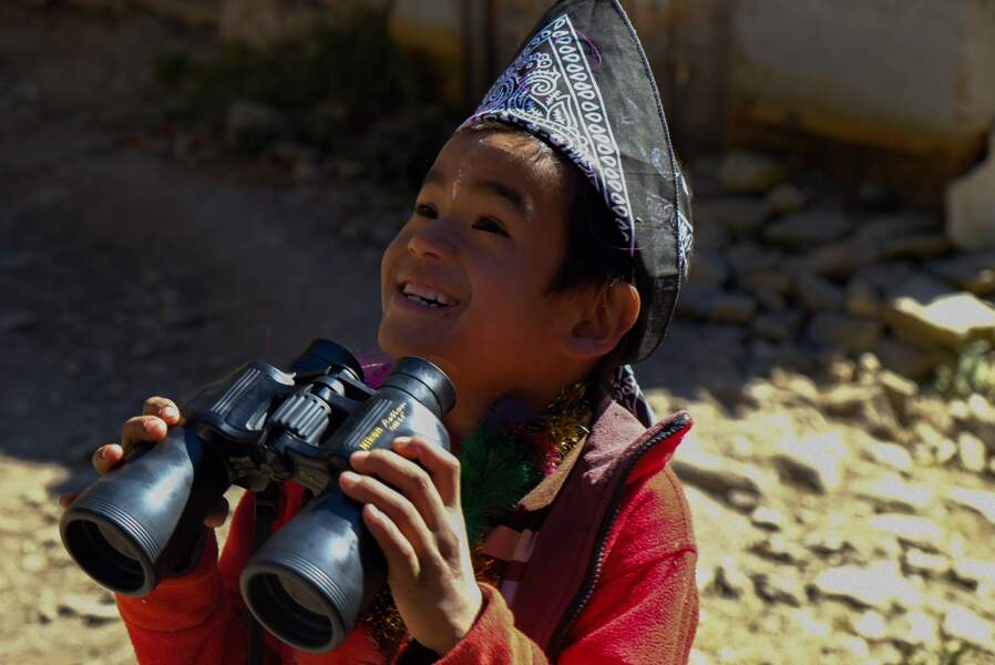 Jeune Népalais fasciné par la découverte des jumelles