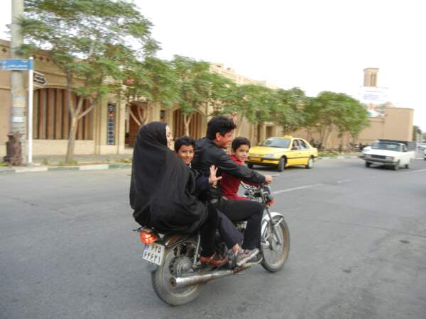 Une famille à moto, à Kashan