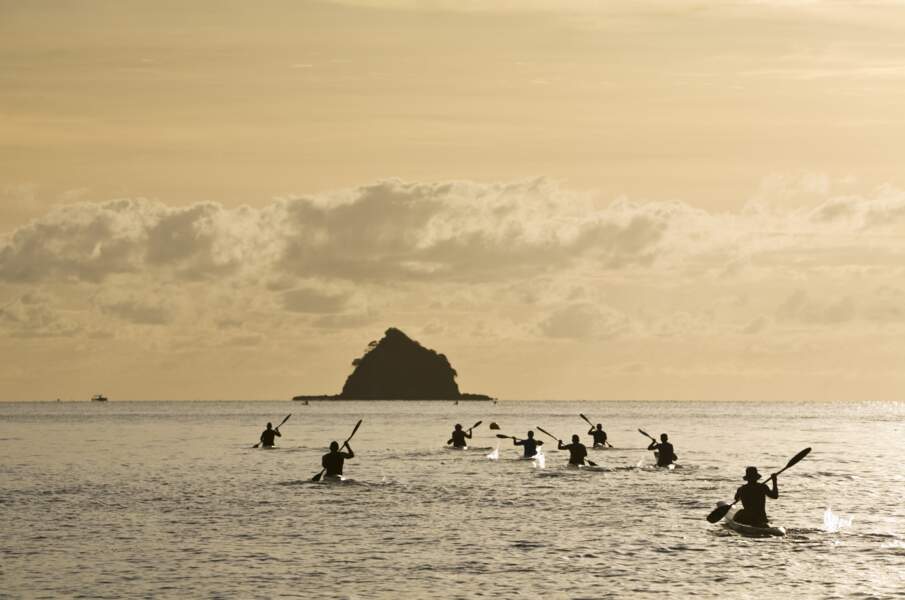 Faire du kayak dans la mer de Corail