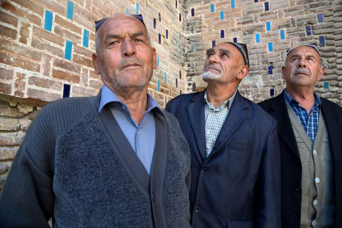 Des visiteurs en provenance d'Andijan posent à l'intérieur de la mosquée Bibi Khanoum à Samarcande, en Ouzbékistan