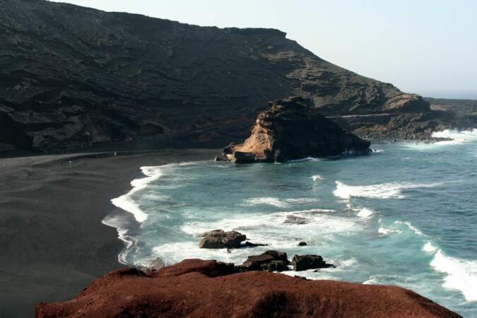 Plage de sable noir à Lanzarote, dans les Canaries