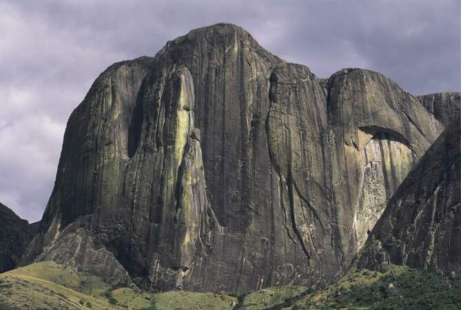 A Madagascar, la paroi du Tsaranoro, découverte en 1995, présente une paroi de granit de 700 m