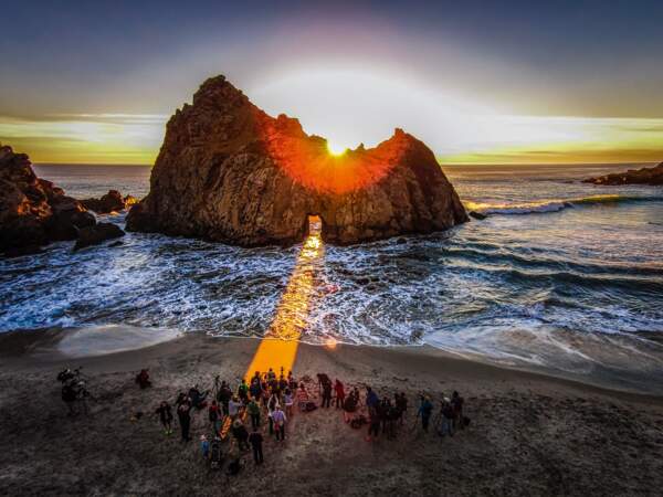 Lors du solstice d'hiver, un faisceau de lumière inonde la plage de Pfeiffer Beach en Californie (Etats-Unis)