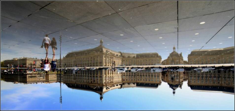 Miroir d'eau entre les quais de la Garonne et la place de la Bourse, à Bordeaux