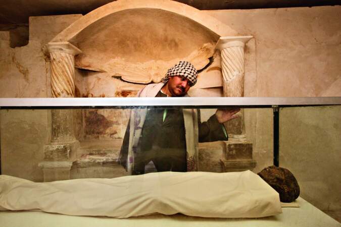 La noble Isadora, momifiée, repose à Hermopolis Magna