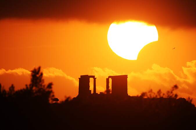 Eclipse solaire vue depuis les vestiges du temple de Poséidon, en Grèce