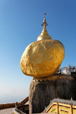 Le Rocher d'Or en Birmanie, posé en équilibre à 1200 m d'altitude
