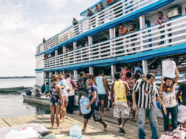 En bateau collectif (photo), puis en pirogue, il faut vingt-quatre heures de Manaus pour rallier Xixuaú.