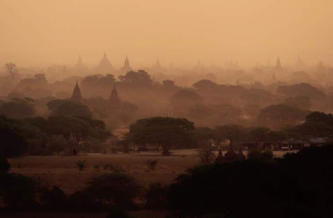 Paysage magique en Birmanie avec ce coucher de soleil sur les multiples temples et pagodes de Bagan