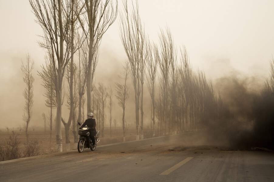 L'homme à la moto, série sur le "dust bowl" chinois 2006-07