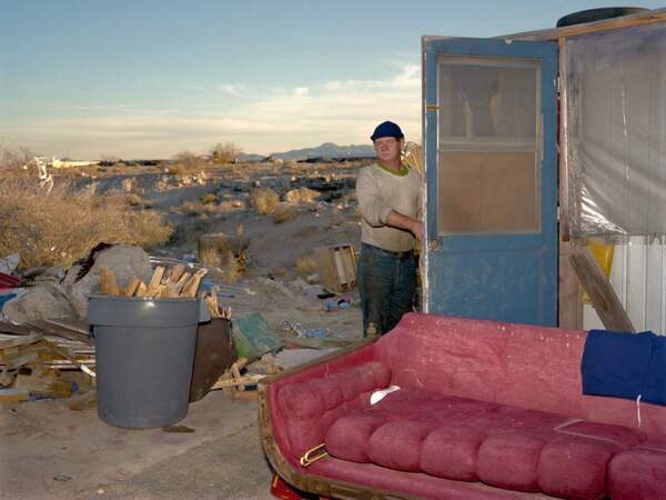 Homme dans le désert avec un canapé rouge, Las Vegas, 1988