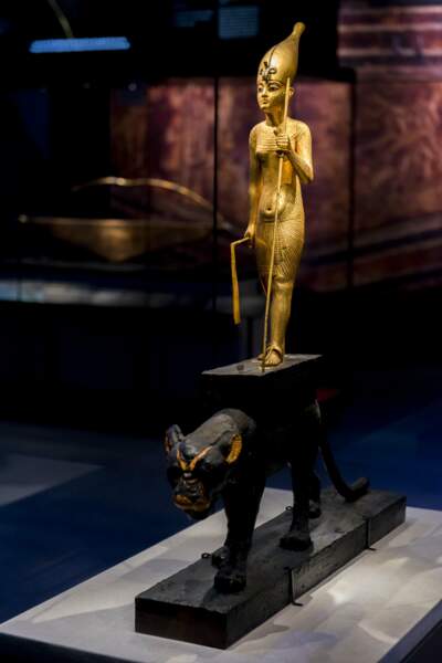 Statuette en bois doré de Toutankhamon/Meritaton chevauchant une panthère