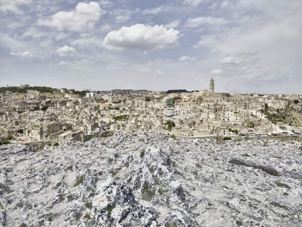 Perchée sur son promontoire calcaire, Matera vue depuis la ravine