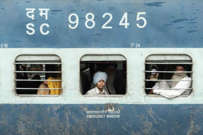 Garçon sikh à la gare d'Agra, en Inde