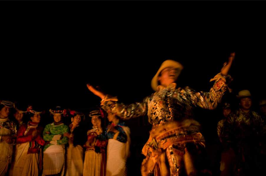 A Loshui, danse du feu pour touristes