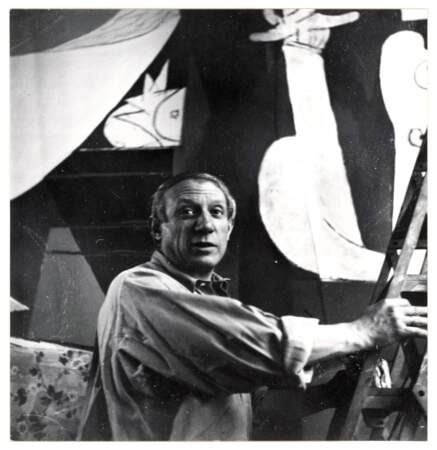 "Picasso sur un escabeau peignant « Guernica » dans l’atelier des Grands-Augustins", Dora Maar