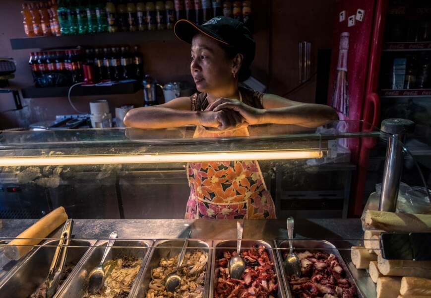 Dans le snack de Gloria Lee, Mauricienne d'origine chinoise dans le Chinatown de Port Louis, la capitale