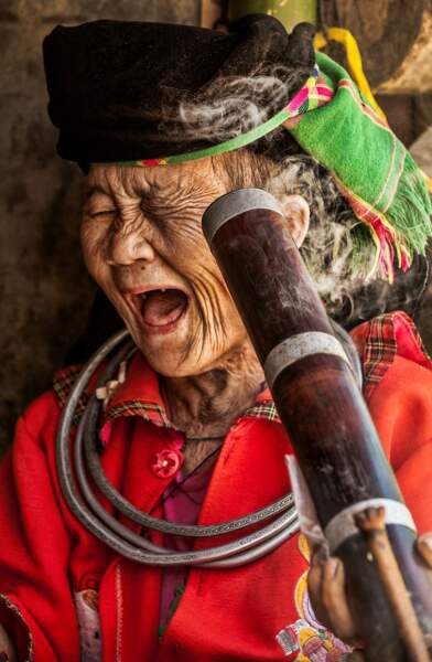 Une femme hmong fumant le thuốc lào