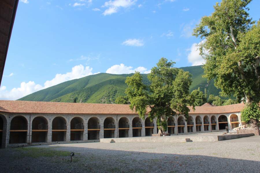 Centre historique de Sheki avec le palais du Khan, en Azerbaïdjan