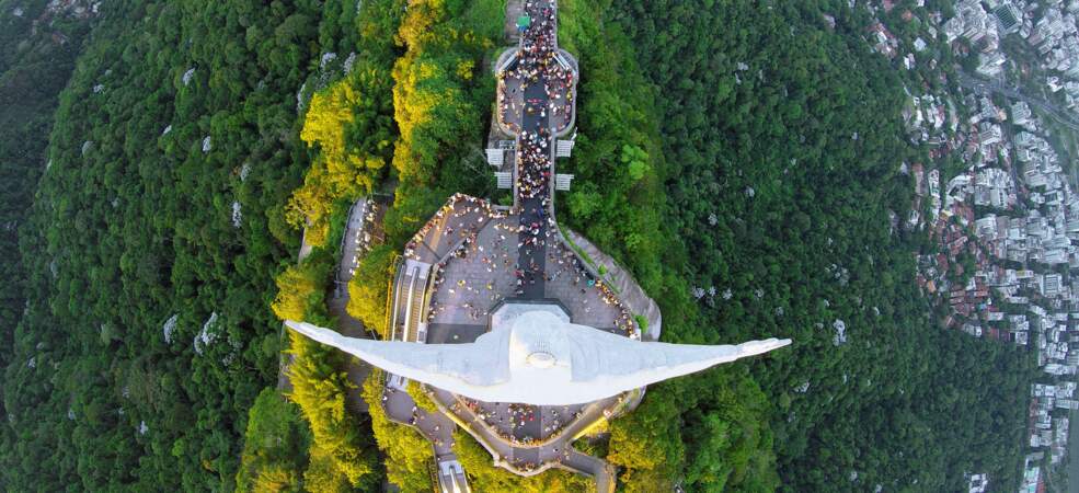 La statue emblématique du Christ Rédempteur, au sommet du Corcovado, domine la ville de Rio de Janeiro au Brésil