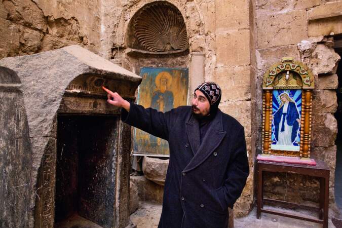 Un religieux copte désigne un autel construit grâce à des pierres issues d'un temple pharaonique 