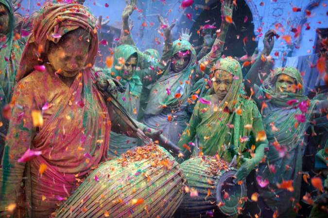 Des veuves hindoues célèbrent les fêtes de Holi à Vrindavan, dans l'Uttar Pradesh, en Inde