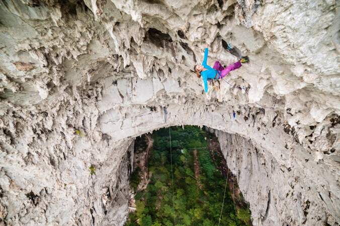 L’immense grotte de Getu dans le Guizhou, en Chine, 120 mètres de hauteur