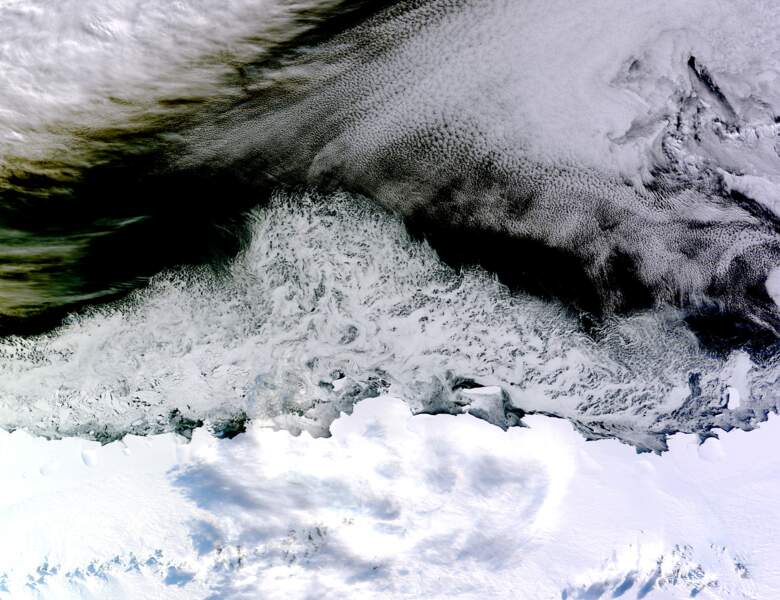 Entre neige et nuages, la mer de glace cotonneuse de la côte de la Princesse Astrid en Antarctique
