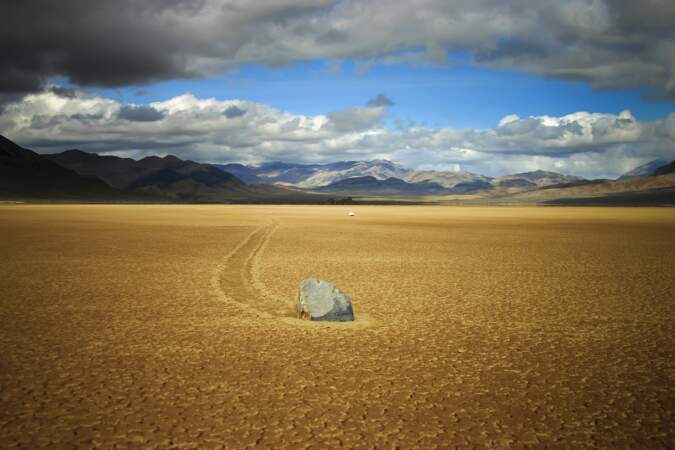 Des pierres mouvantes dans la vallée de la Mort, aux États-Unis