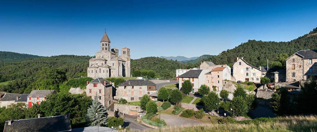 Église romane dans le parc naturel régional des volcans d’Auvergne, Albepierre-Bredons (Cantal) 