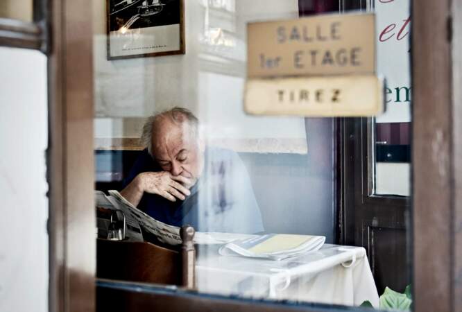 Instant lecture dans un café parisien