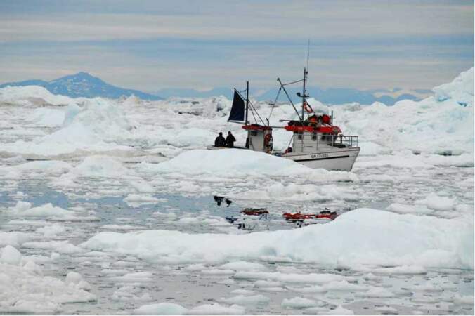Petit bateau dans la mer glacée à Ilulissat