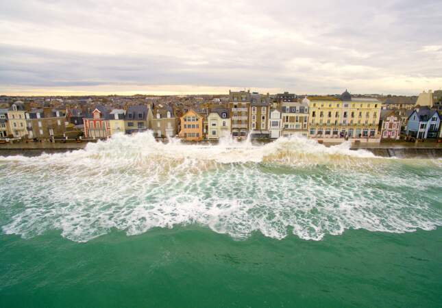 Une immense vague s'abat sur la digue de Saint-Malo, ville bretonne qui connaît les plus grandes marées d'Europe
