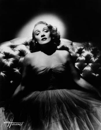 Marlène Dietrich, diva sur un divan